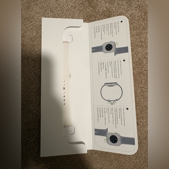 apple watch series 4 and new band in package! - Picture 5 of 5